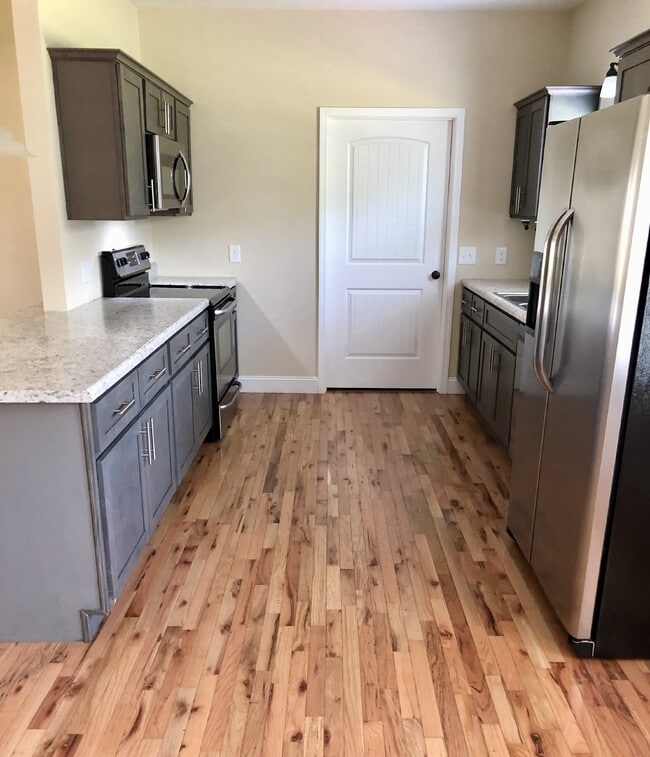 Photo - " 3-Bed 2 bath Oasis with Granite Elegance & Gleaming Hardwood in Cookeville!"