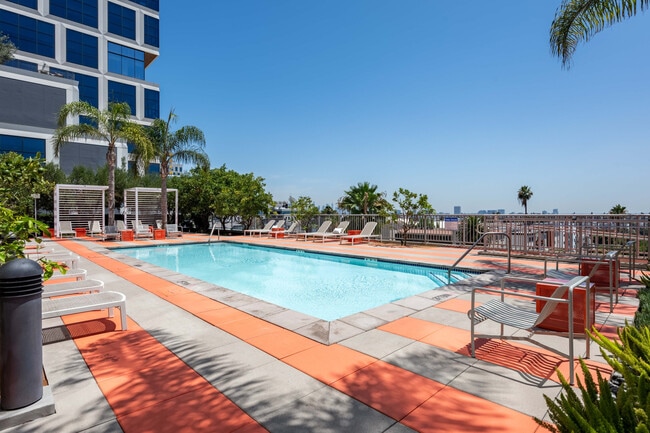 Terraza de la piscina con vista al atardecer - Lumina Hollywood