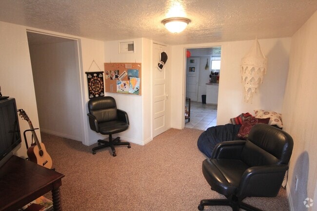 Building Photo - Cute 2 Bed/1 Bath Basement Apartment super... Unit Basement