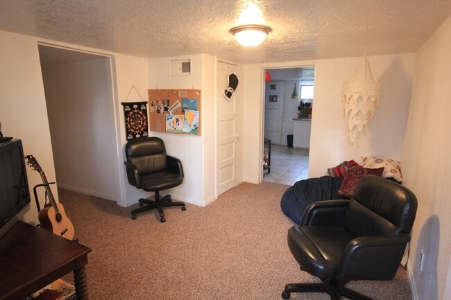 Cute 2 Bed/1 Bath Basement Apartment super... - Cute 2 Bed/1 Bath Basement Apartment super... Unit Basement