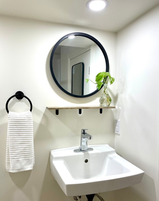 Bathroom 1.0 - 51 Campbell Av Unit C