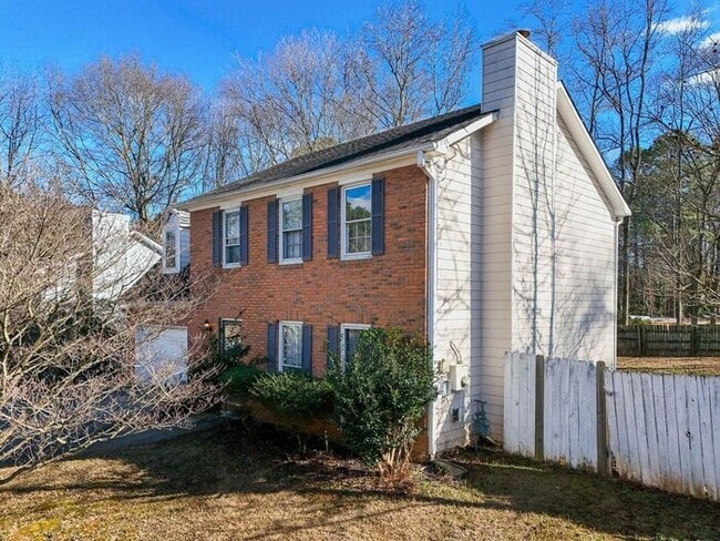 Photo - 1479 Millstream Trail NW