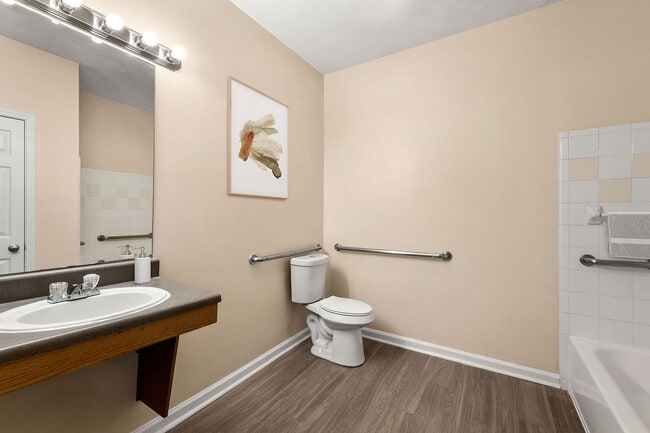 C195580_CreeksideVista_1B1B_BATH_04_VS