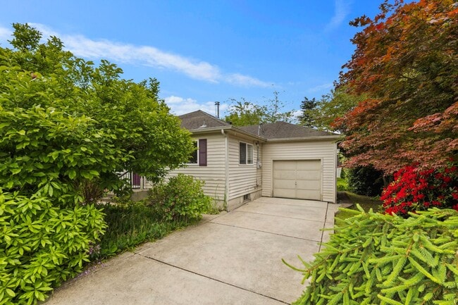 Photo - 295 NE Alder St