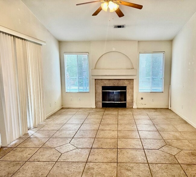 Building Photo - REDUCED! Beautiful Home with Pool and Pool Service Included!