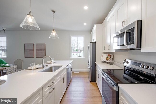 Building Photo - 123 S Washington St Unit 201