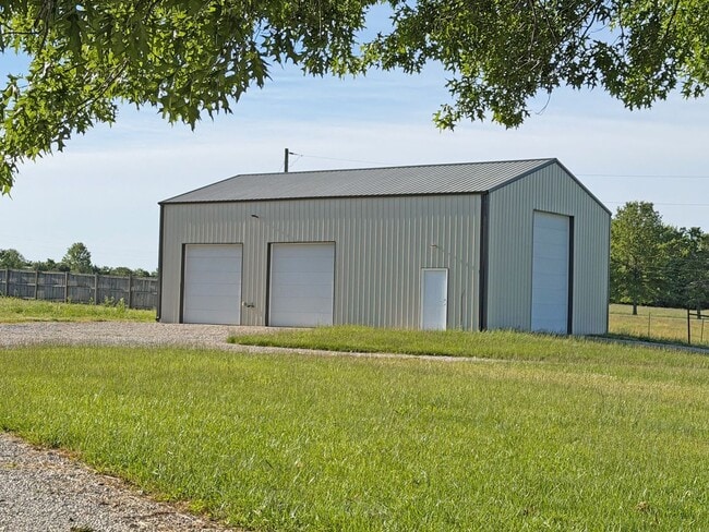 Photo - 5 Acres!! Country Home with Shop Building & Spacious Yard Available!