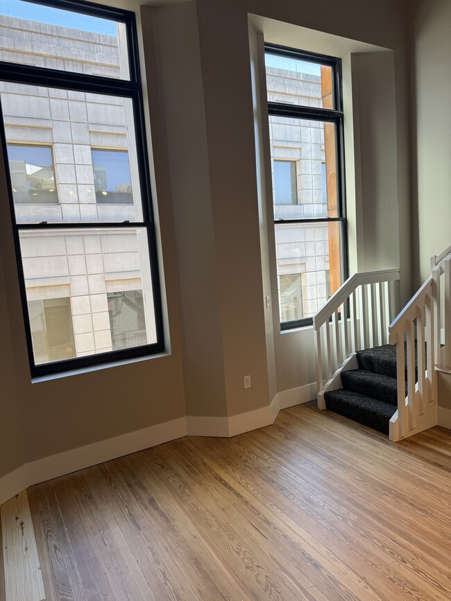 Building Photo - Tandem Ventures Unit 303