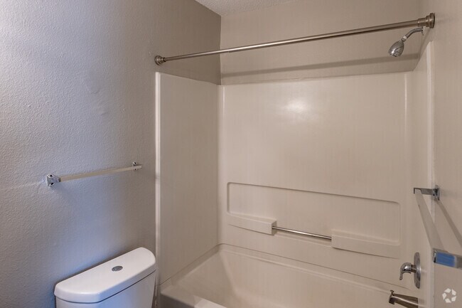 2BR, 2BA - 1,098SF - Secondary Bathroom