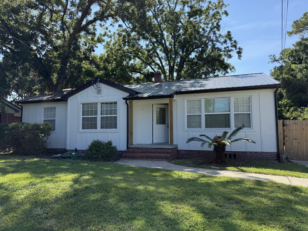 Photo - 2204 Redfern Rd
