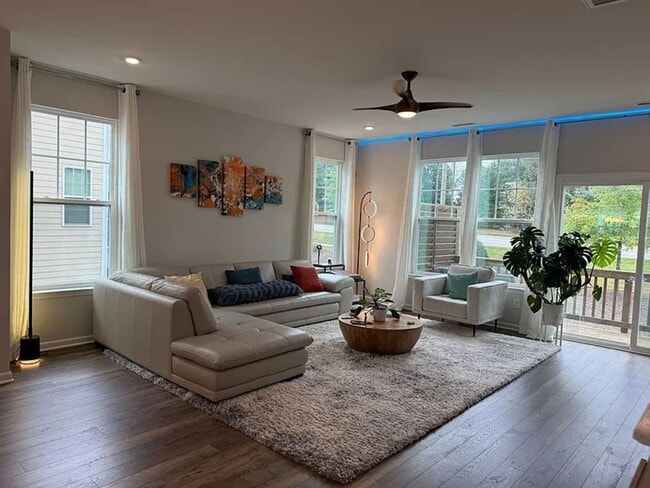 1228 Commack Dr