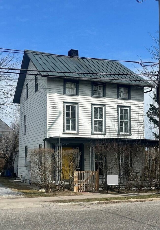 Photo - 744 Main St