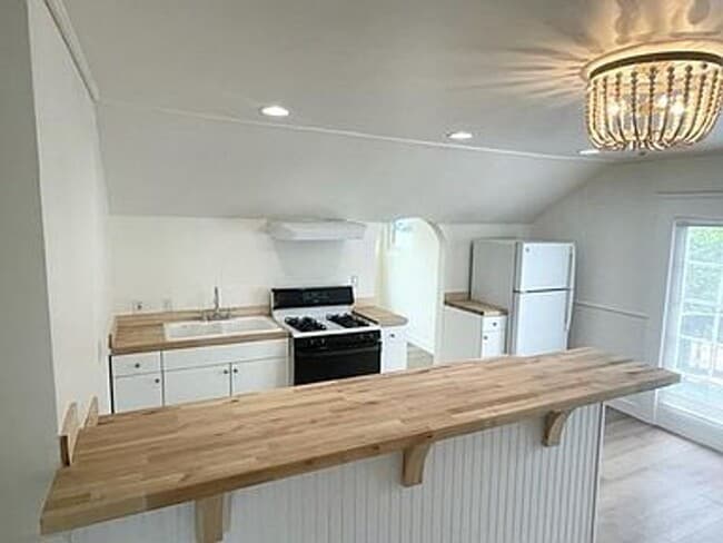 Building Photo - Upstairs 2 Bedroom Apartment with Extra St... Unit 3310 Columbia