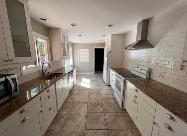 Photo - 776 Dearborn Ave NE