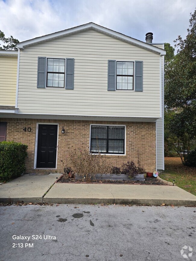 Building Photo - 3 Bedroom, 1.5 Bath Townhome