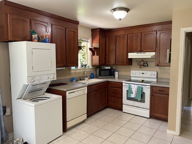 Kitchen - 3004 Douglasdale Rd Unit 1