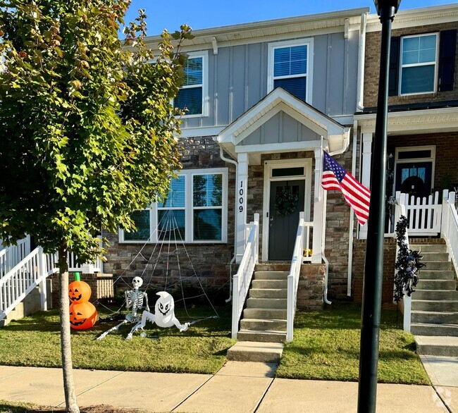 Building Photo - Beautiful Belmont Townhome Located in Laur...