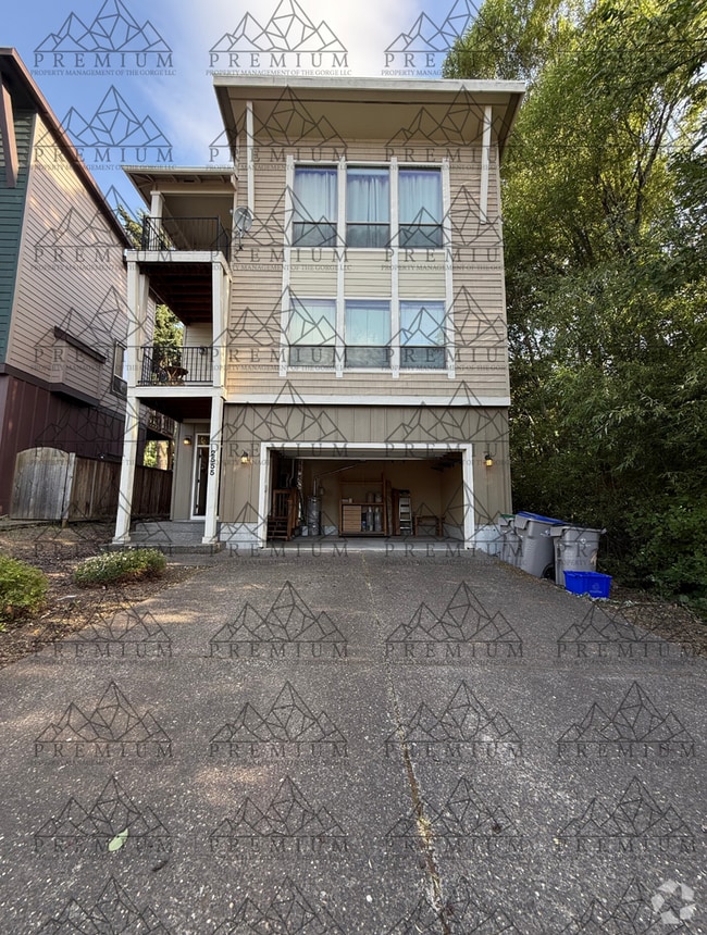 Building Photo - 3 Bedroom 4 Bathroom - Hood River Rental