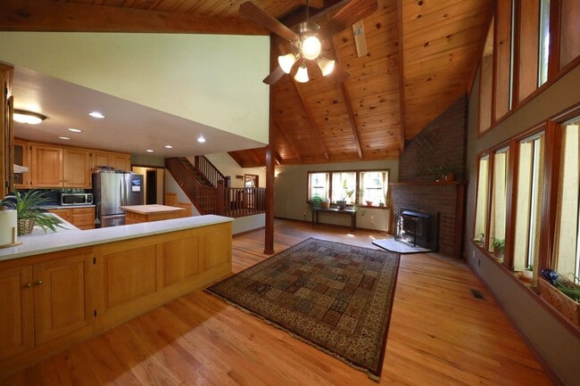 Spacious Custom Home, Most Utilities Inclu... - Spacious Custom Home, Most Utilities Inclu...