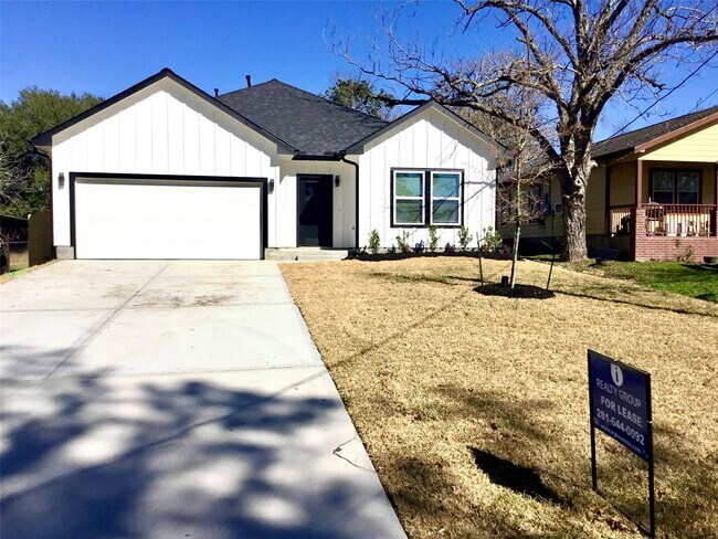 Photo - 924 E 2nd St