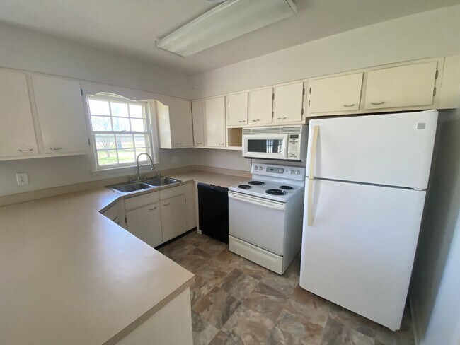 Photo - 3bed/2bath home on a HUGE FENCED LOT!!!!!!!!