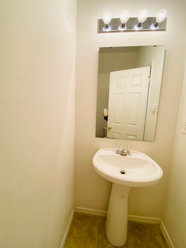 Photo - 7408 Loyalist St