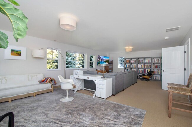 Photo - Winter Getaway, Cozy Mountain Modern Lodge