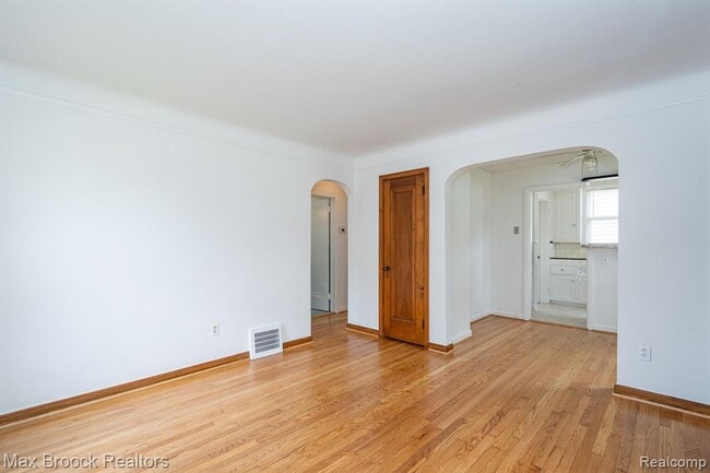Photo - 1587 Leroy St