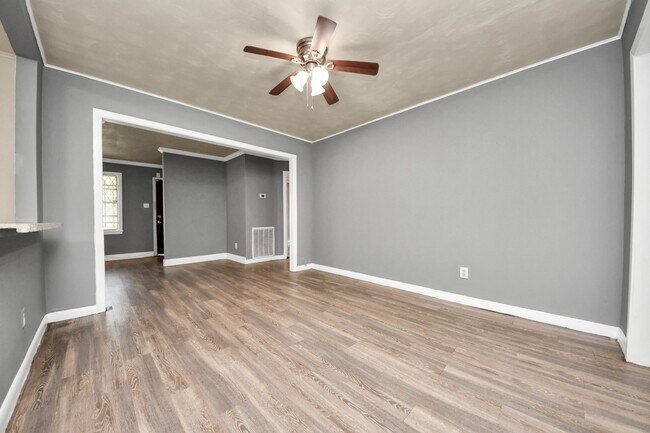 Photo - 3214 Tuam St
