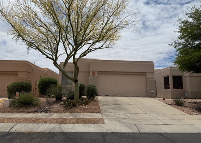 Building Photo - Convenient gated community