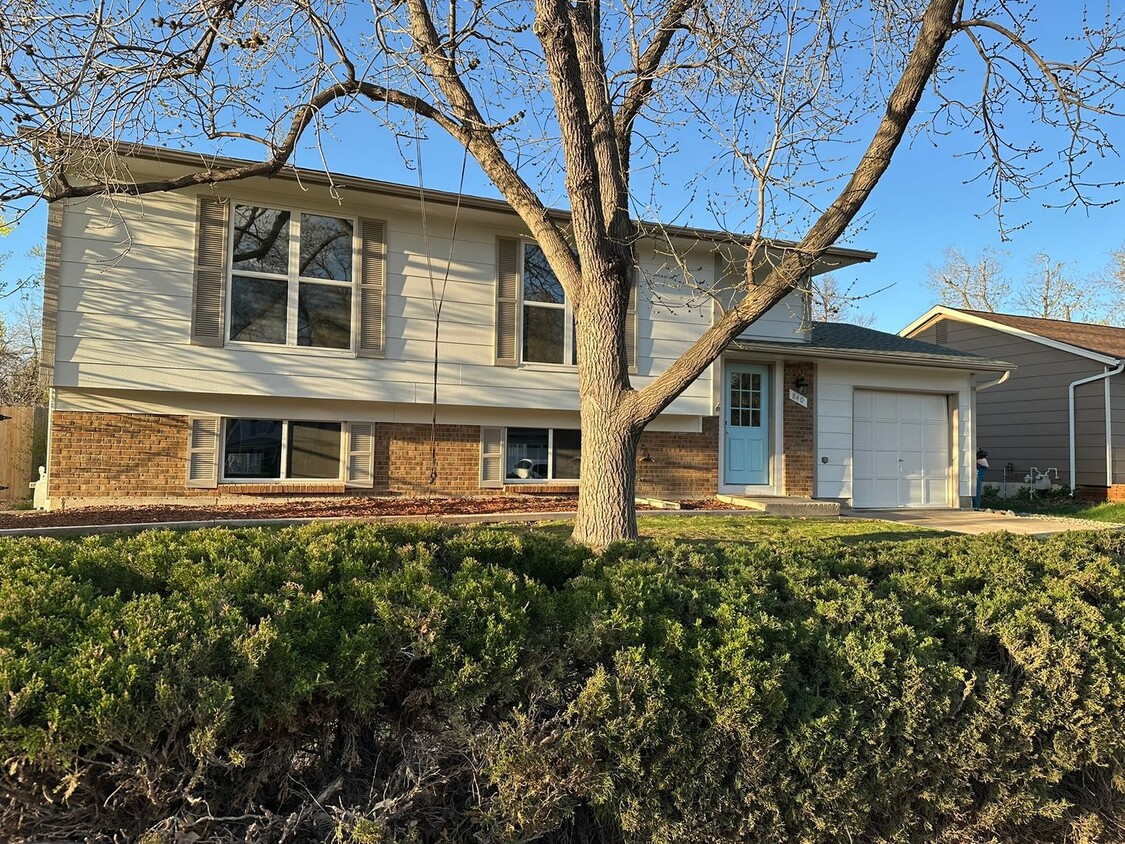 Enjoy the large back deck all year! - Enjoy the large back deck all year!