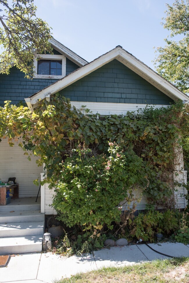 Building Photo - 127 1/2 Keystone Ave Rental