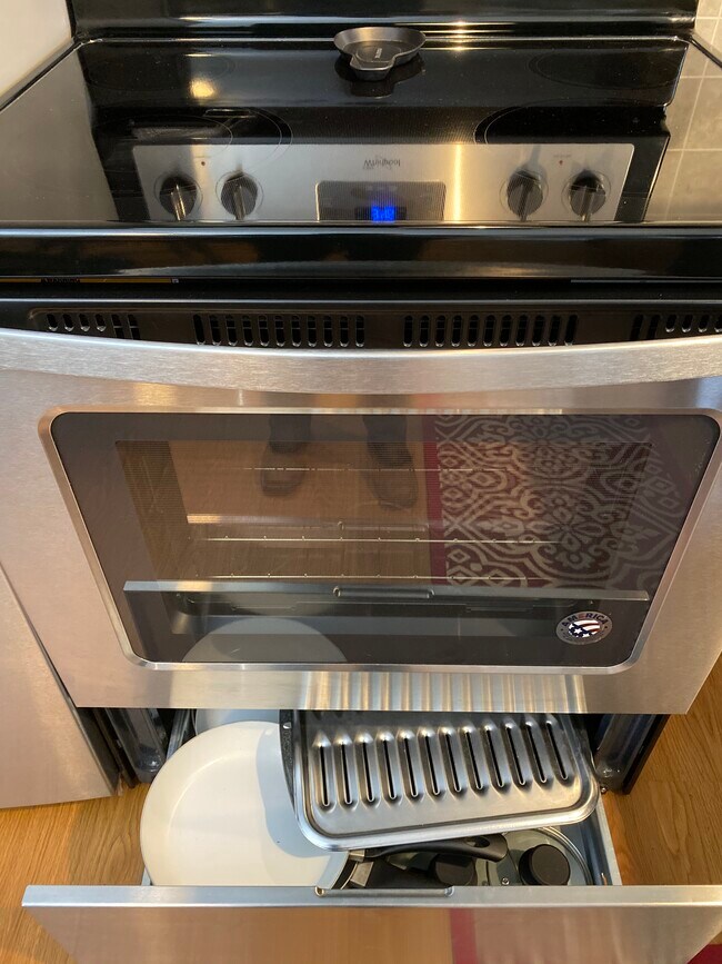 ceramic top self cleaning range - 75571 Van Dyke Unit 4