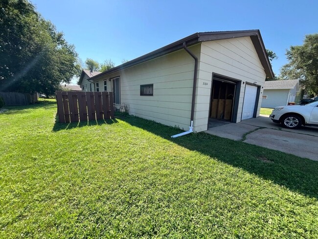 Photo - 2 Bed/1 Bath Duplex with Garage and Unfinished Basement!