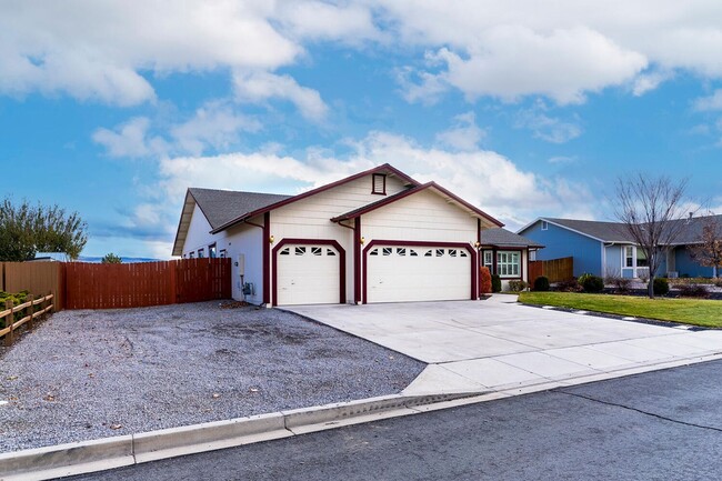 5 Bed, 3 Bath, 3 Car Garage, RV Parking! - 5 Bed, 3 Bath, 3 Car Garage, RV Parking! Casa