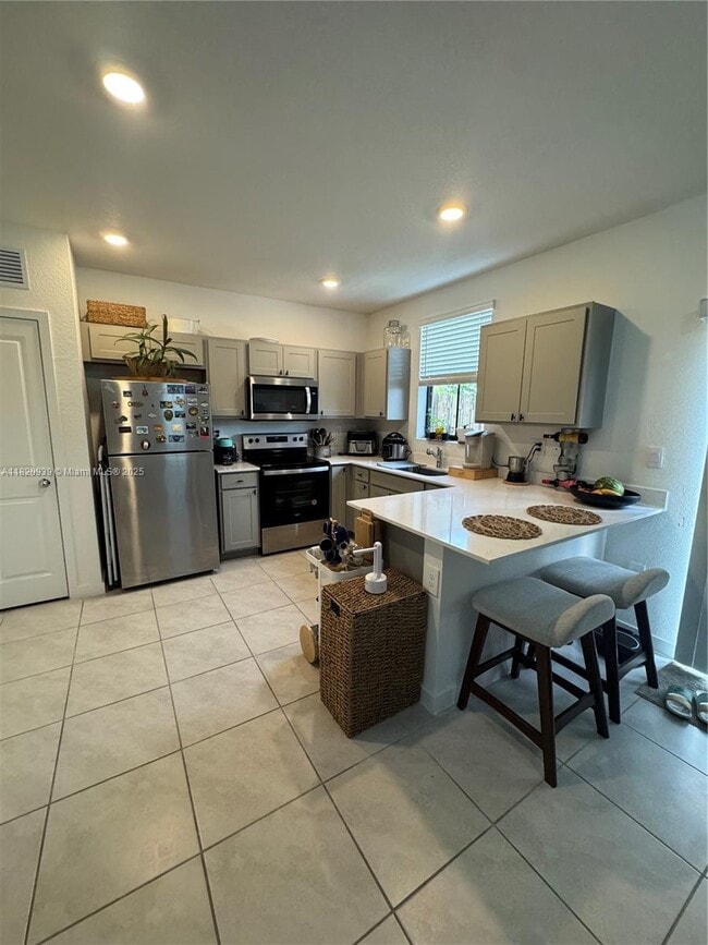 Photo - 466 NE 12th St