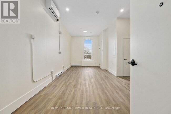 Photo - 29 A King St W