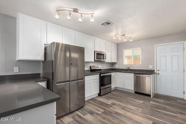 Building Photo - 3 N Naco Way Unit Apt 2