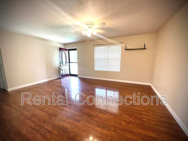 Photo - 112 Stable Dr
