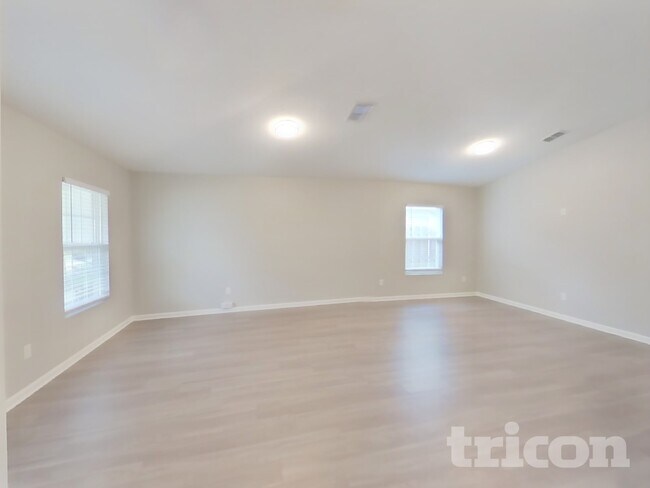 Photo - 621 Birchbark Trail