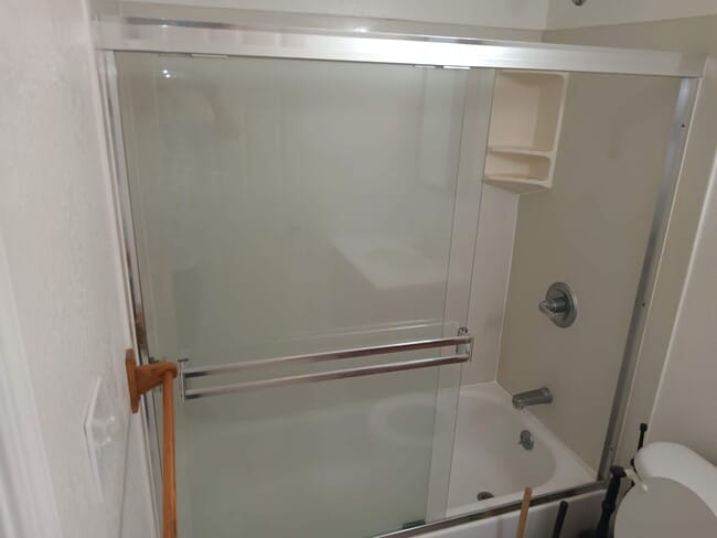 Baño - 5521 Shattuck Ave