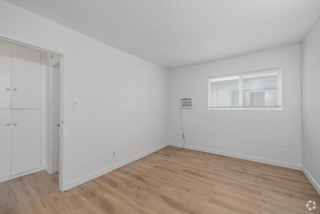 1BR, 1BA - 750SF - Bedroom