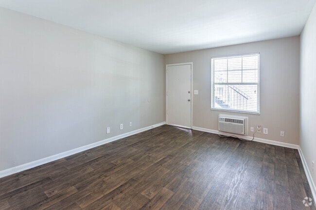 1 BR, 1 BA - 550 SF