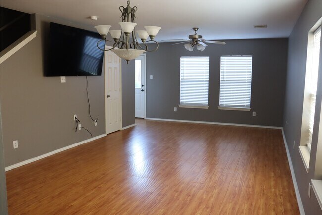 Photo - 7007 Woodridge Square Dr