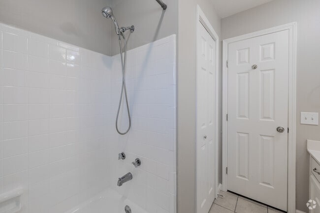 2BR, 1.5BA - 955SF - Bathroom