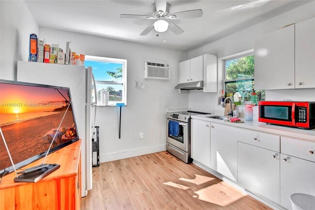 Building Photo - 458 SW 9th St Unit 3