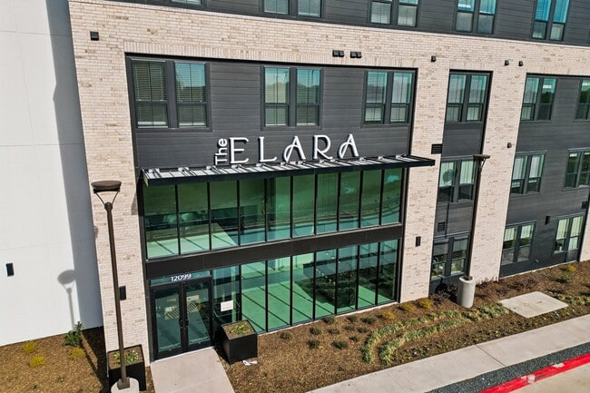 Entrada al complejo de apartamentos - The Elara