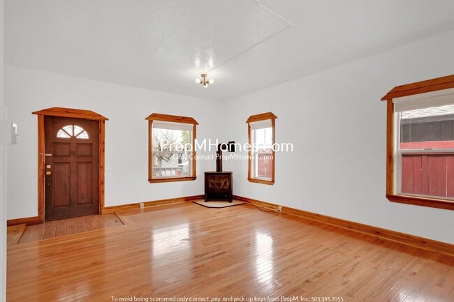 Photo - Updated Cottage in Gladstone!