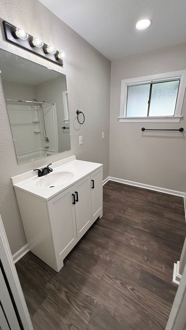 Photo - 3 bed/1 bath, with carport - Interior upda...