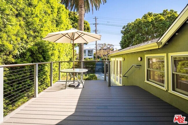 Photo - 721 Marine St